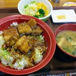 すき家 - 豚角煮丼サラダセット820円税込。