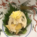 赤坂 菊乃井 - 昼懐石１２１００円。柿と蓮根なます。口直しにピッタリな、爽やかな味わいです(^｡^)