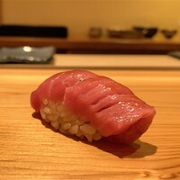 鮨 さかい - 大間の中トロは背トロ　やま幸さんより　筋の柔らかさが際立ちますが、最後に1本強い筋が残ります　旨味が濃いですとっても　これは素晴らしく旨い♬