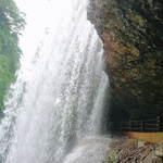 渓山亭 - 潜って来る時、多少濡れます。 （投稿：'12/07/26） 