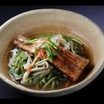 そば処 観 - 穴子あんかけ茶麺　奈良県産の大和茶の粉末を練りこんだ大和茶麺と穴子を合わせました。そば粉は一切入っていませんので、そばアレルギーの方にも安心して召し上がっていただけます。