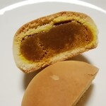 鶴屋 - 中はかぼちゃ餡