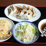 中華餃子楼 - 焼き餃子定食(700円)+半炒飯に変更(100円)