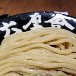 六厘舎 - 麺の表情。