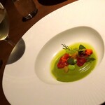 杏ダイニング - 前菜一品目 "ズッキーニのすり流し"；仄かな青臭みと甘み, エディブルフラワーの香りとほろ苦さをレモングラスオイルが纏める．