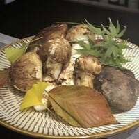 日本料理 TOBIUME - ＊少し時期がずれたので開きかけだそうですが、そんなこと気にもなりません。 これだけの量を頂けることが、嬉しくて。♪ 右下の大きなカサの品は「黒香茸」だそう。 何気なく説明を伺ったのですが、ネットで調べましたら「松茸」よりも貴重な幻のキノコだそう。(≧◇≦) 知らなかったので一口で頂いてしまいましたが、もっと味わうべきだったと反省。m(__)m