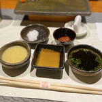 鮨匠 のむら - 葉ワサビ、酢味噌、醤油、ポン酢、梅肉(鹿児島・和歌山等)、塩(鹿児島・坊津)、黒胡麻(鹿児島)