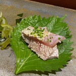 鮨匠 のむら - 銀紙鯵(ギンガメアジ)の若魚のハラミ(鹿児島県開聞岳沖産、2kg弱、船上放血神経〆、1日寝かせ)