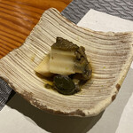 鮨匠 のむら - 焚き黒鮑(佐賀県唐津産、6時間ほど摺り卸し大根100%で焚いたもの)