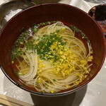 鮨匠 のむら - 温かい素麺(長崎県島原産、陣川製麺、現代の名工に選ばれた手延べ素麺3年熟成、上古)、鯖節(鹿児島県屋久島産)
