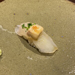 鮨匠 のむら - 皮剥(鹿児島県開聞岳沖産、4日寝かせ)、肝載せ