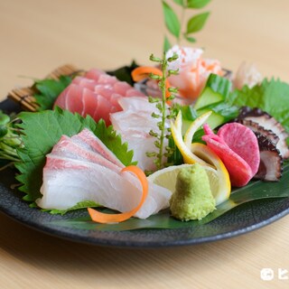 その日の朝に福岡の市場で競りにかけられた本土産の新鮮魚介