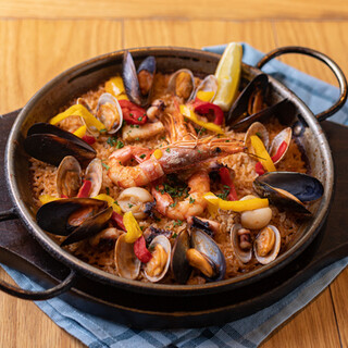 旨味たっぷりの具材と炊き上げるスペインの代表料理、パエージャ