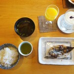島別荘 悠月 - 朝食：ご飯、味噌汁、お茶、鯵開き、オレンジジュース、ヨーグルト