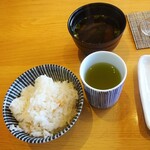 島別荘 悠月 - 朝食：ご飯、味噌汁、お茶