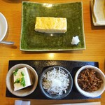島別荘 悠月 - 朝食：豆腐、しらす、しらす佃煮、出汁巻玉子