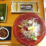 島別荘 悠月 - 朝食：サラダ、日間賀島産海苔（味付け）