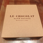 ベージュ アラン・デュカス 東京 - お土産のカメリアチョコレート
      もちろんアランデュカス