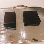 ベージュ アラン・デュカス 東京 - お口直しのチョコレート
      もちろんアランデュカス