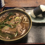 更科 - 肉そば　おにぎり(もう一つは横に)