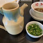 麺屋 極み 金ちゃん - スープ割は煮干し風味、そしてネギ付き！