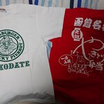 ハセガワストア ベイエリア店 - お土産のTシャツ。
                                ラッキーピエロのはこちらの店舗で購入したものではありませんが一応。