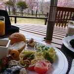 ヘルシービュッフェ アマム - 取った料理たち。
                                左が私ですね。