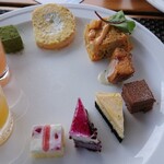 ヘルシービュッフェ アマム - デザートとその他の料理。
                                奥のジュースは野菜系かなあ。