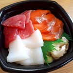 Dom Pachi - まぐろ・いか・サーモン丼　540円