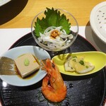 島別荘 悠月 - 夕食：前菜（胡麻豆腐、ふぐ皮らー油、平貝の帯の酢味噌、車海老）
