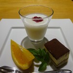 島別荘 悠月 - 夕食：デザート（ブラマンジェ、ティラミス、オレンジ）