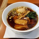 ラーメン・カフェ マルタケ - しょうゆラーメンに、煮たまごトッピング