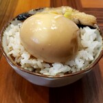 ラーメン・カフェ マルタケ - ライスに煮たまご、チャーシュー載っけてスープかけちゃいました！