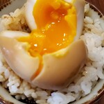 ラーメン・カフェ マルタケ - ライスに煮たまご、チャーシュー載っけてスープかけちゃいました！