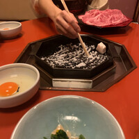三嶋亭 本店 - 先ずは温めた鉄鍋にお砂糖を敷いて炒めます