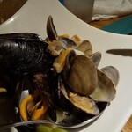 グランディール - アサリとムール貝のワイン蒸し