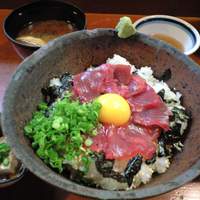 魚めし 竹亭 - 日替わり海鮮丼。この日はカツオ。