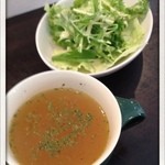フラットバー - ランチセットのサラダとスープ
      スープはお代わり自由でした。
      2012.7