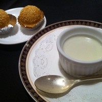 中国料理 龍鳳 - 抹茶プリンとゴマ団子
