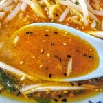Ajihei Ramen - スープ！白胡麻黒胡麻モノクロセサミン！結構油が浮いてますが味噌味の割にさらりとしてます。