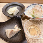 鮨處つの田 - 毛蟹･白菜漬けと削りたての鰹節･大根のお新香と長芋のわさび漬け