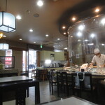 鮨處 八千代 - 清潔な店内
