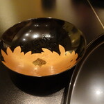 Hana Kicchou - 椀の蓋の裏側も見事な菊