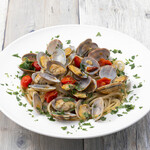 Neapolitan-style “Vongole Bianco” with clams and fresh tomatoes