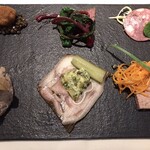フランス料理 ル・クール - 前菜盛り合わせ(肉系):猪のリエット、ミュゾードポール、パテドカンパーニュ、短角牛のサラミ、和牛ハツスモーク、猪のメンチカツ