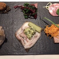 フランス料理 ル・クール - 前菜盛り合わせ(肉系):猪のリエット、ミュゾードポール、パテドカンパーニュ、短角牛のサラミ、和牛ハツスモーク、猪のメンチカツ