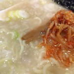 麻布ラーメン - もやしキムチ投入