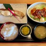 一合 - 日替り焼魚＋一品料理定食 ¥950