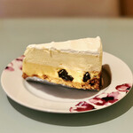隠れ家ダイニング ソラマ - ダブルチーズケーキ＠チーズの香り高いレアチーズとどっしりとしたベイクドチーズの２層。プルーン洋酒漬け入り。ボトムはざっくりとワイルドなタルト