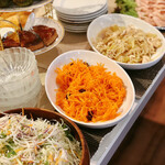 隠れ家ダイニング ソラマ - キャベツサラダ、キャロットラペ、もやしとササミのサラダ